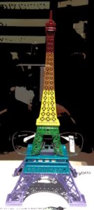 Eifelturm in Paris im Regenbogen